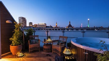 Penthouse Panoramic - 1 queensize-sÀng - bubbelpool - utsikt mot staden | Privat bubbelpool