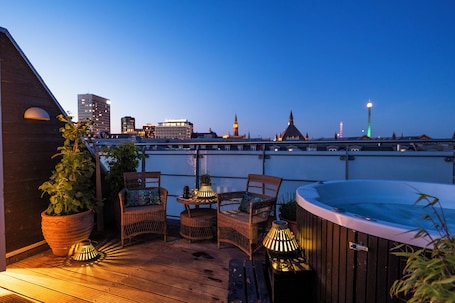 Panoramic Penthouse, 1 Queen Bed, Hot Tub, City View | Private spa tub. Axel Guldsmeden