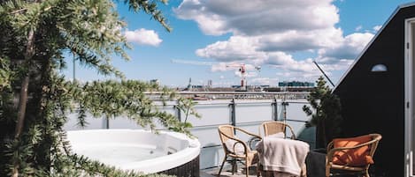 Penthouse Panoramique, 1 grand lit, bain à remous, vue ville | Bain à remous extérieur