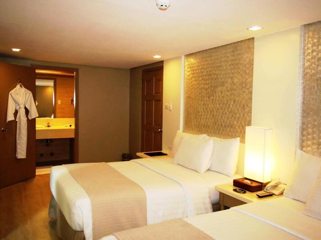 Frigobar, cofres nos quartos, escrivaninha, Wi-Fi de cortesia