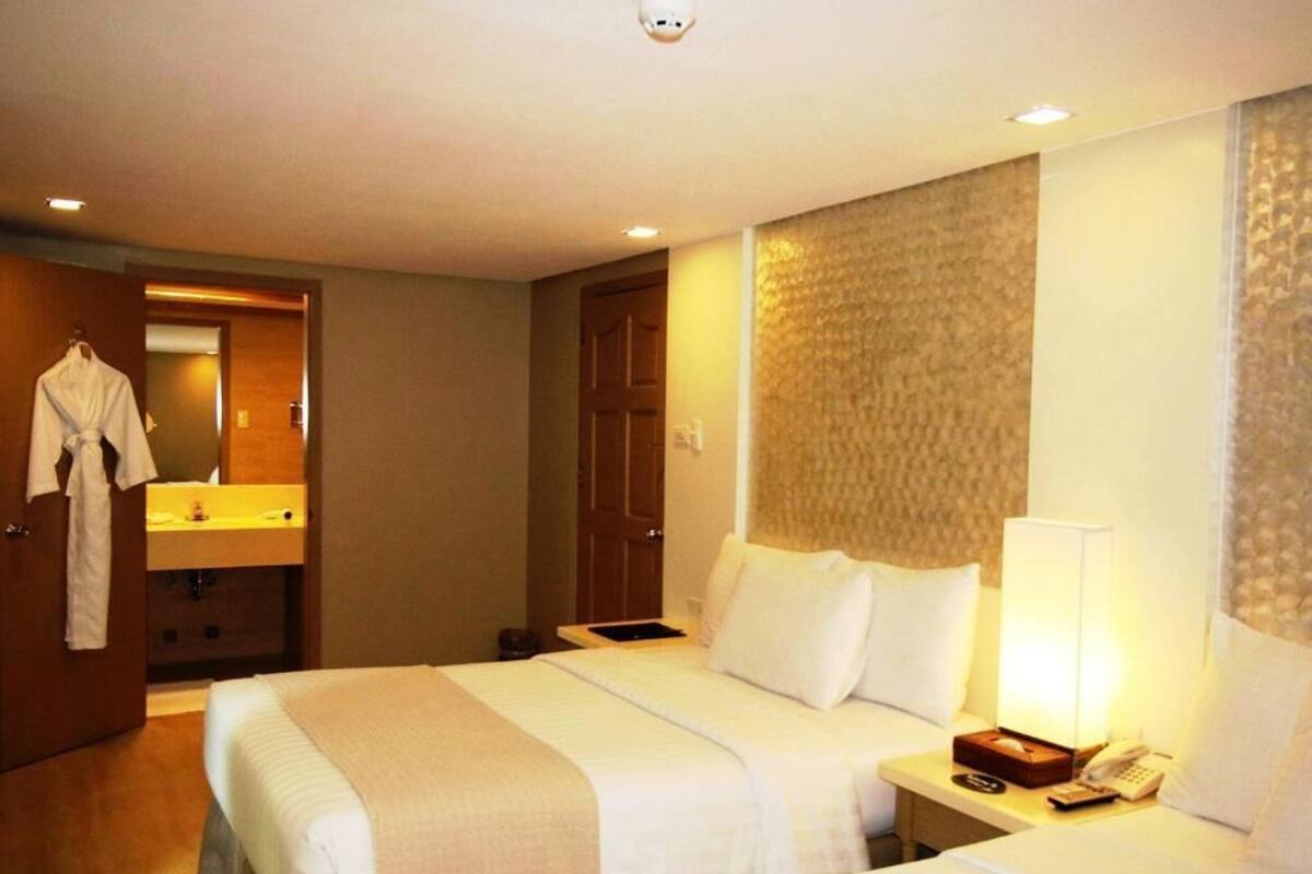 Frigobar, cofres nos quartos, escrivaninha, Wi-Fi de cortesia