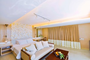 Seaside Suite | Minibar, in-room safe, desk, free WiFi