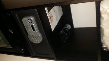 Un teclado de seguridad y un lector de tarjetas electrónicas en una puerta.
