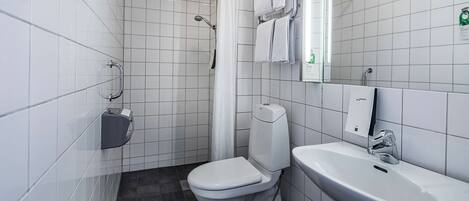 Un baño moderno con inodoro, ducha y lavamanos.
