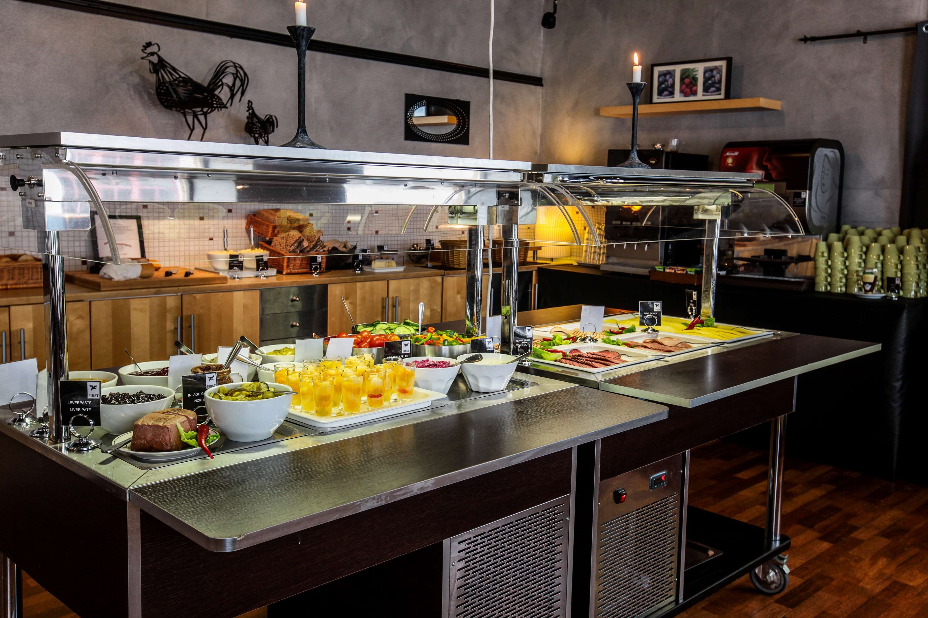 Montaje de buffet con diversos alimentos y bebidas.