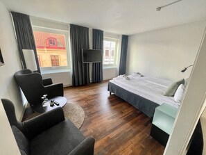 Junior Room | In-room safe, desk, laptop workspace, blackout drapes - First Hotel Witt (Kalmar)