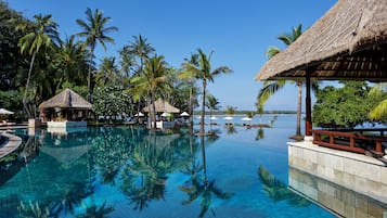 Hồ bơi ngoài trời, mở cửa từ 7:00 đến 19:00, lều miễn phí