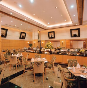 2 restaurants, breakfast, lunch, dinner served; seafood