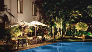 Una piscina al aire libre