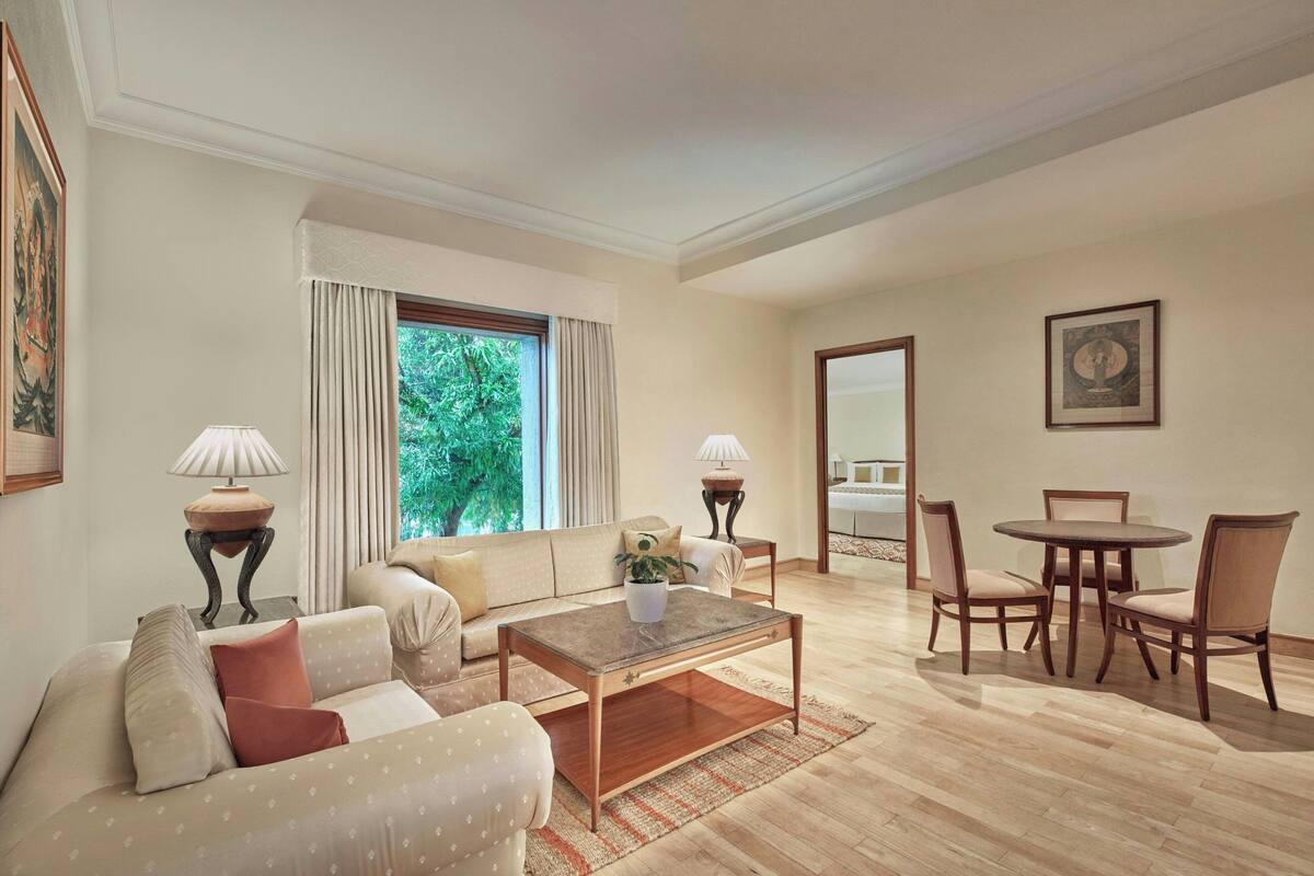 Classic Suite, 1 King Bed, Pool View | Living room | 32-inch LED TV with digital channels