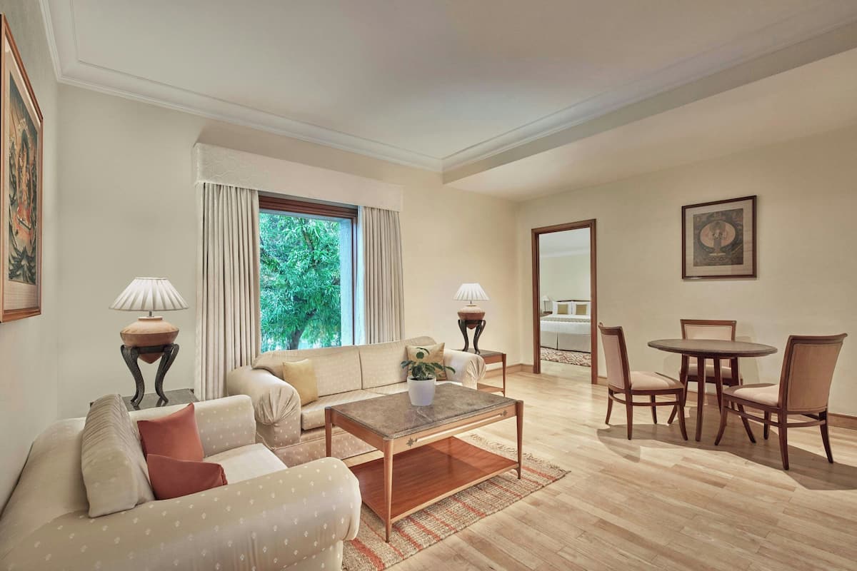 Suite classique, 1 trÚs grand lit, vue sur la piscine | Salle de séjour | Téléviseur à DEL de 32 po avec télévision numérique