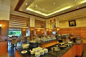 Hi ha 2 restaurants i s'hi serveixen esmorzars, dinars; plats de marisc 