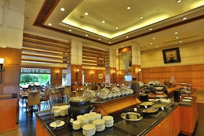 Hi ha 2 restaurants i s'hi serveixen esmorzars, dinars; plats de marisc