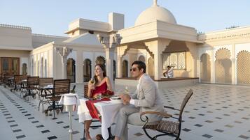 Serveert ontbijt, lunch en diner