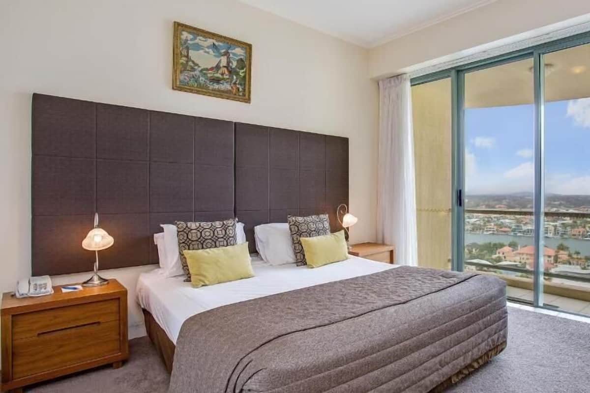 In-room safe, iron/ironing board, WiFi, bed sheets