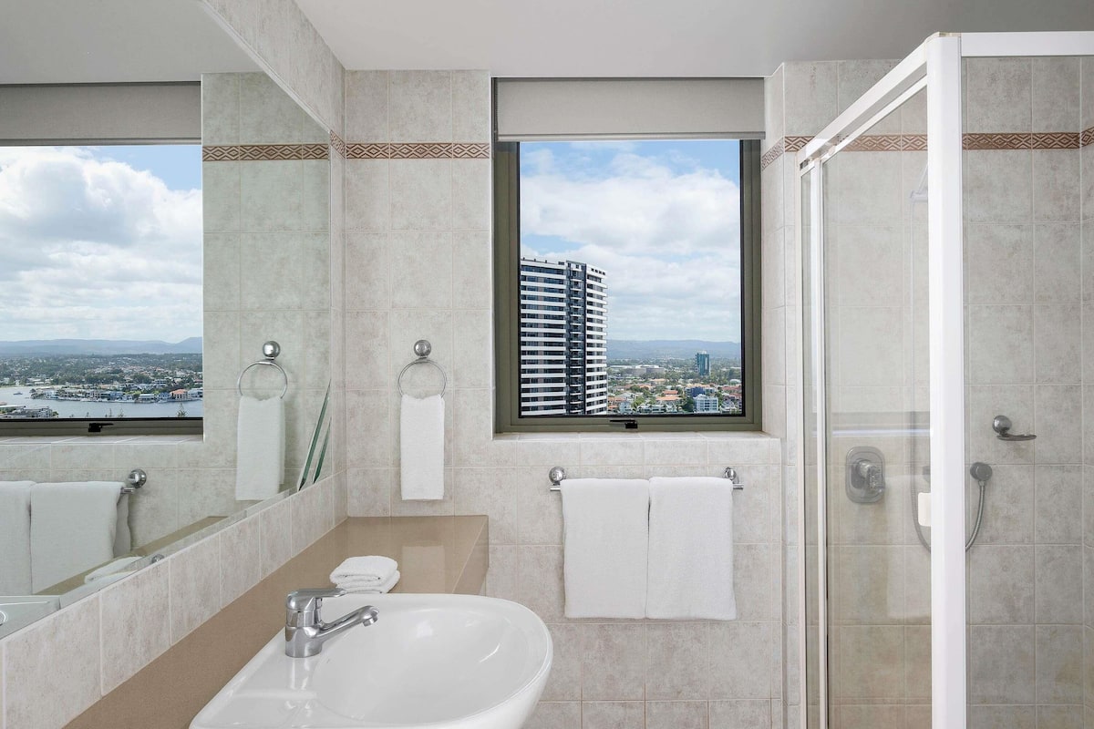 In-room safe, iron/ironing board, WiFi, bed sheets