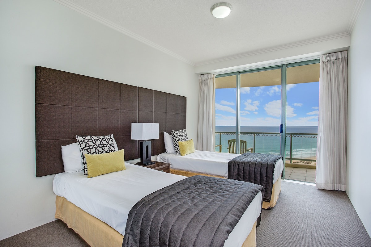 In-room safe, iron/ironing board, WiFi, bed sheets