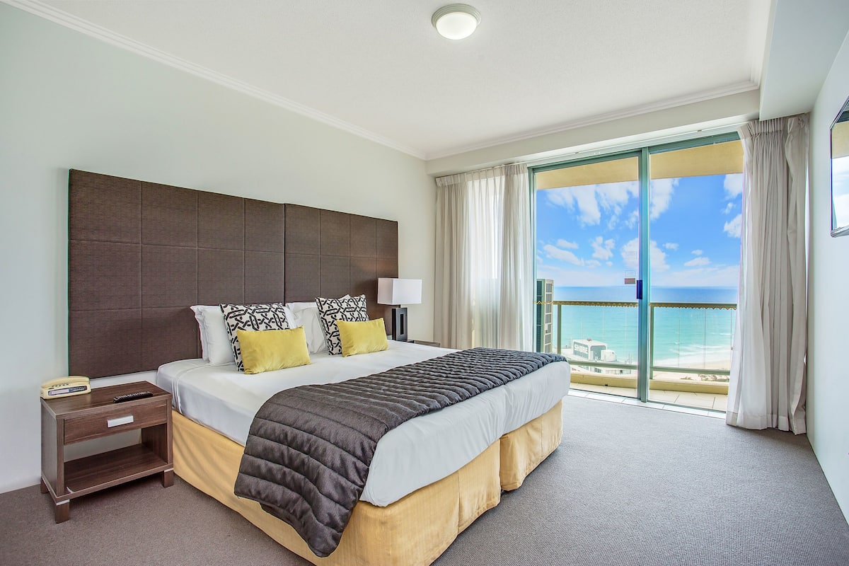 In-room safe, iron/ironing board, WiFi, bed sheets