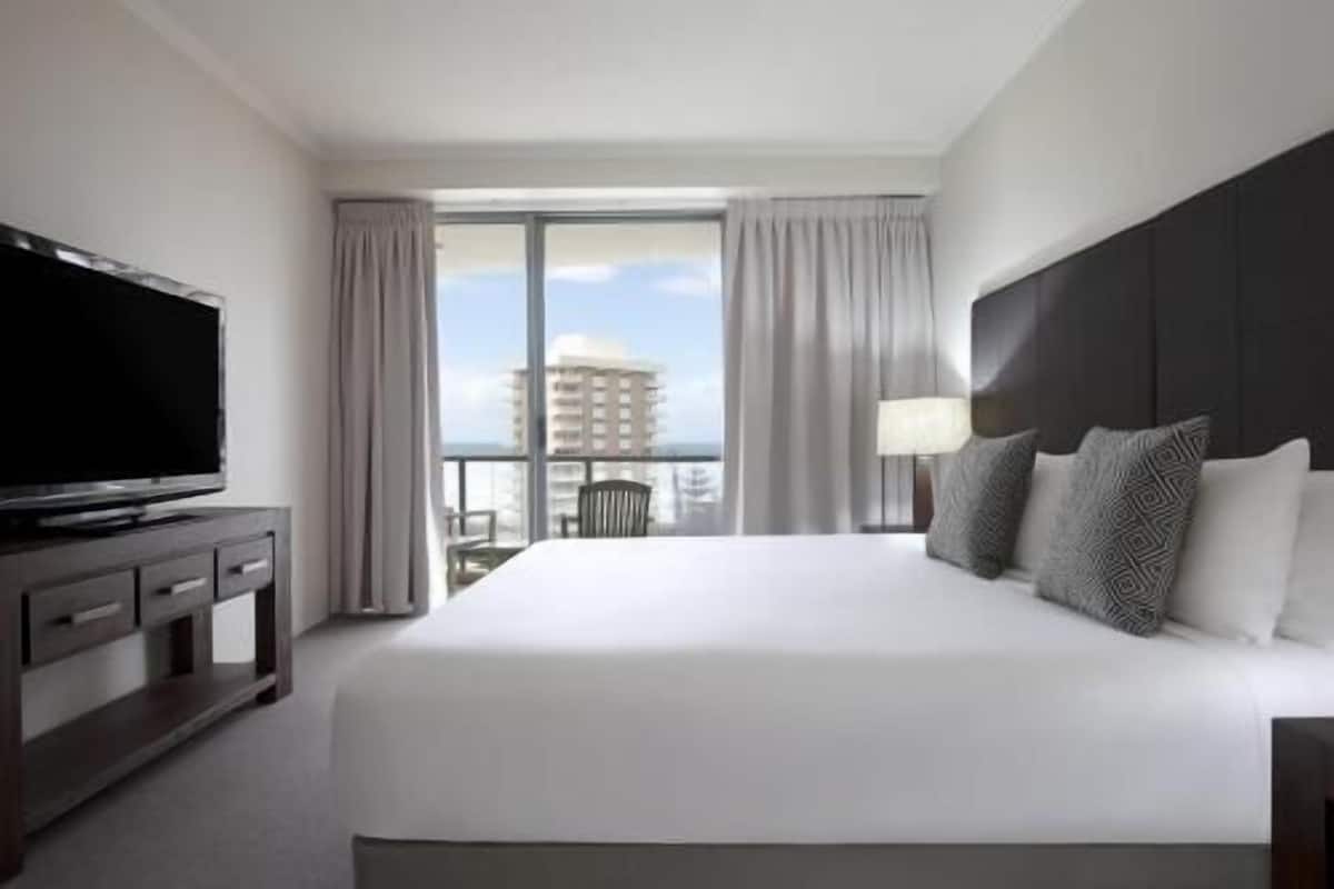 In-room safe, iron/ironing board, WiFi, bed sheets