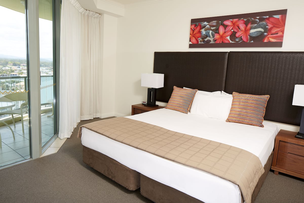 In-room safe, iron/ironing board, WiFi, bed sheets