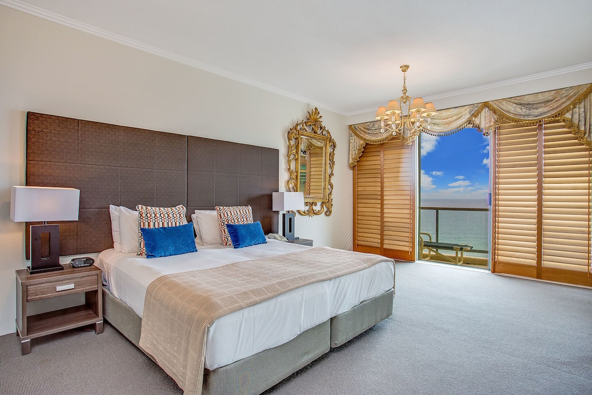 In-room safe, iron/ironing board, WiFi, bed sheets