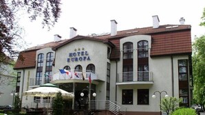 A two-story building with a sign reading "HOTEL EUROPA". - Villa Ozone (Sopot)