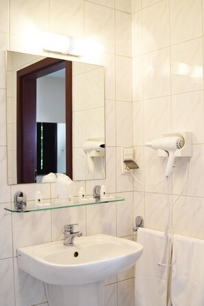 Regadera, amenidades de baño gratuitas, secadora de cabello, toallas 