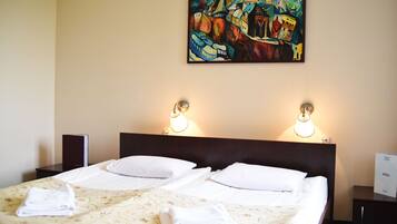 Chambre Double | Surmatelas, coffres-forts dans les chambres, fer et planche Ă  repasser