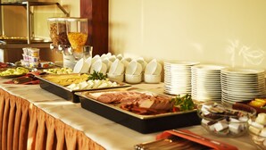 A buffet with various food items and utensils. - Parkhotel Economic (Wielka Wies)