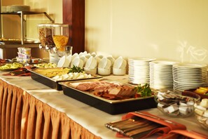 Se sirven desayunos, comidas, cenas y cocina polaca 