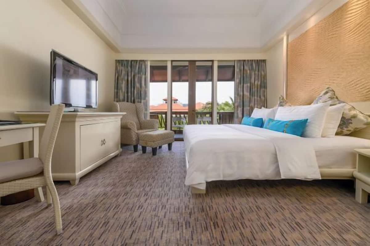 Minibar, in-room safe, individually decorated, individually furnished