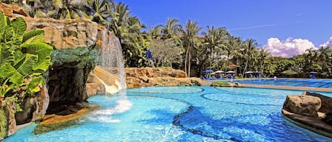Piscine extérieure, chaises longues