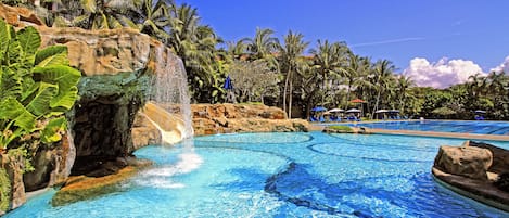 Piscine extérieure, chaises longues