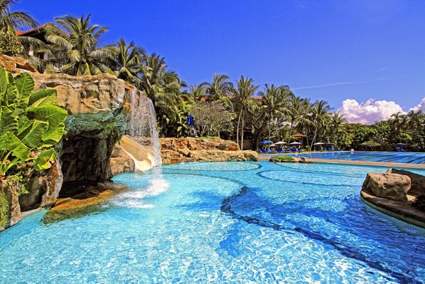 Piscine extérieure, chaises longues