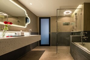 Executive-studio | Kylpyhuone | Ilmaiset hygieniatuotteet, hiustenkuivaaja, tohvelit, bidee