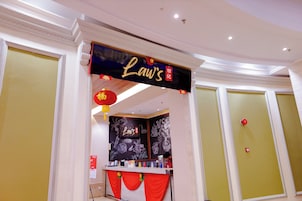 2 restaurants, lunch served