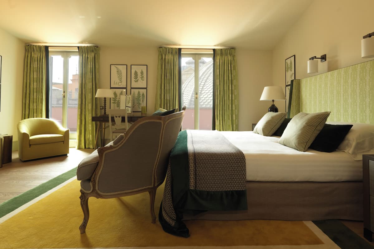 Egyptian cotton sheets, premium bedding, pillow-top beds, minibar