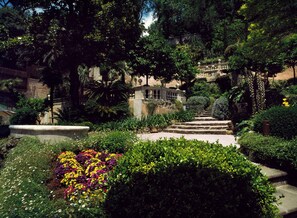 A garden with a stone staircase leading up to a building.