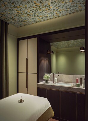 Sauna, hot tub, steam room, Turkish bath/hammam, body treatments