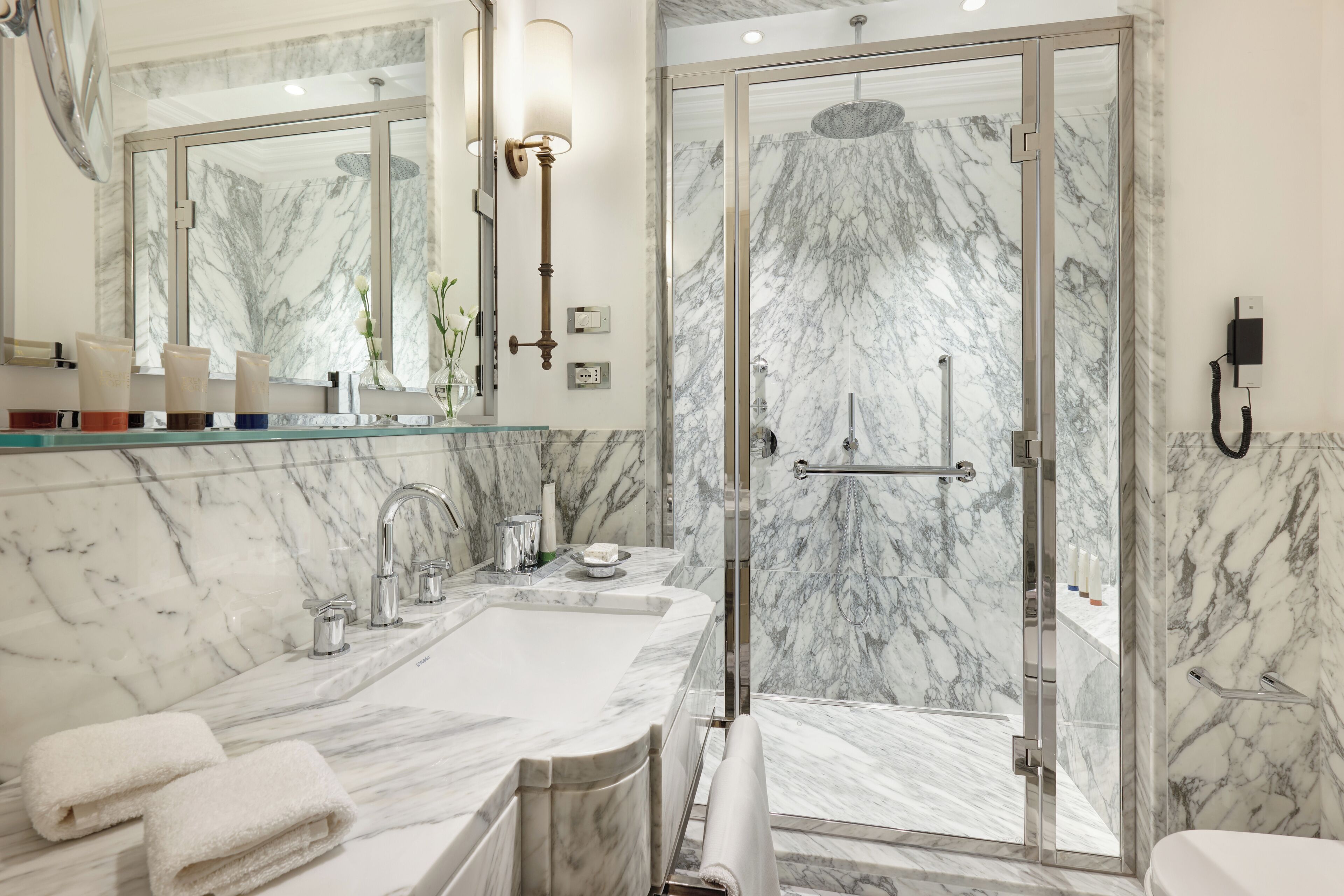 combined shower/bathtub, hair dryer, slippers, towels