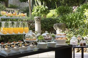 Desayuno completo (EUR 42 por persona) 