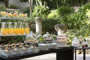 Desayuno completo (EUR 42 por persona)