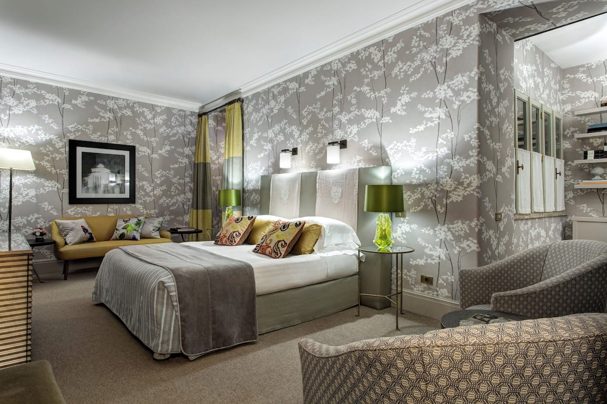 Egyptian cotton sheets, premium bedding, pillow-top beds, minibar