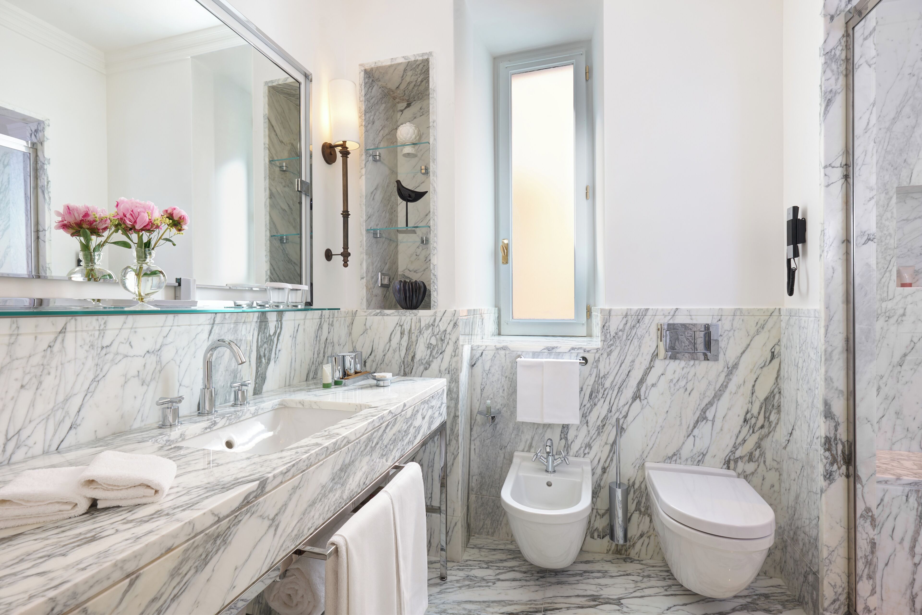 combined shower/bathtub, hair dryer, slippers, towels