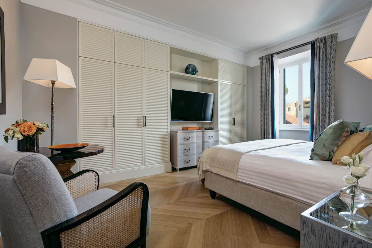 Superior Suite | Egyptian cotton sheets, premium bedding, pillowtop beds, minibar