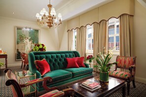 32-inch LCD TV with digital channels, TV, DVD player - The Milestone Hotel (London)