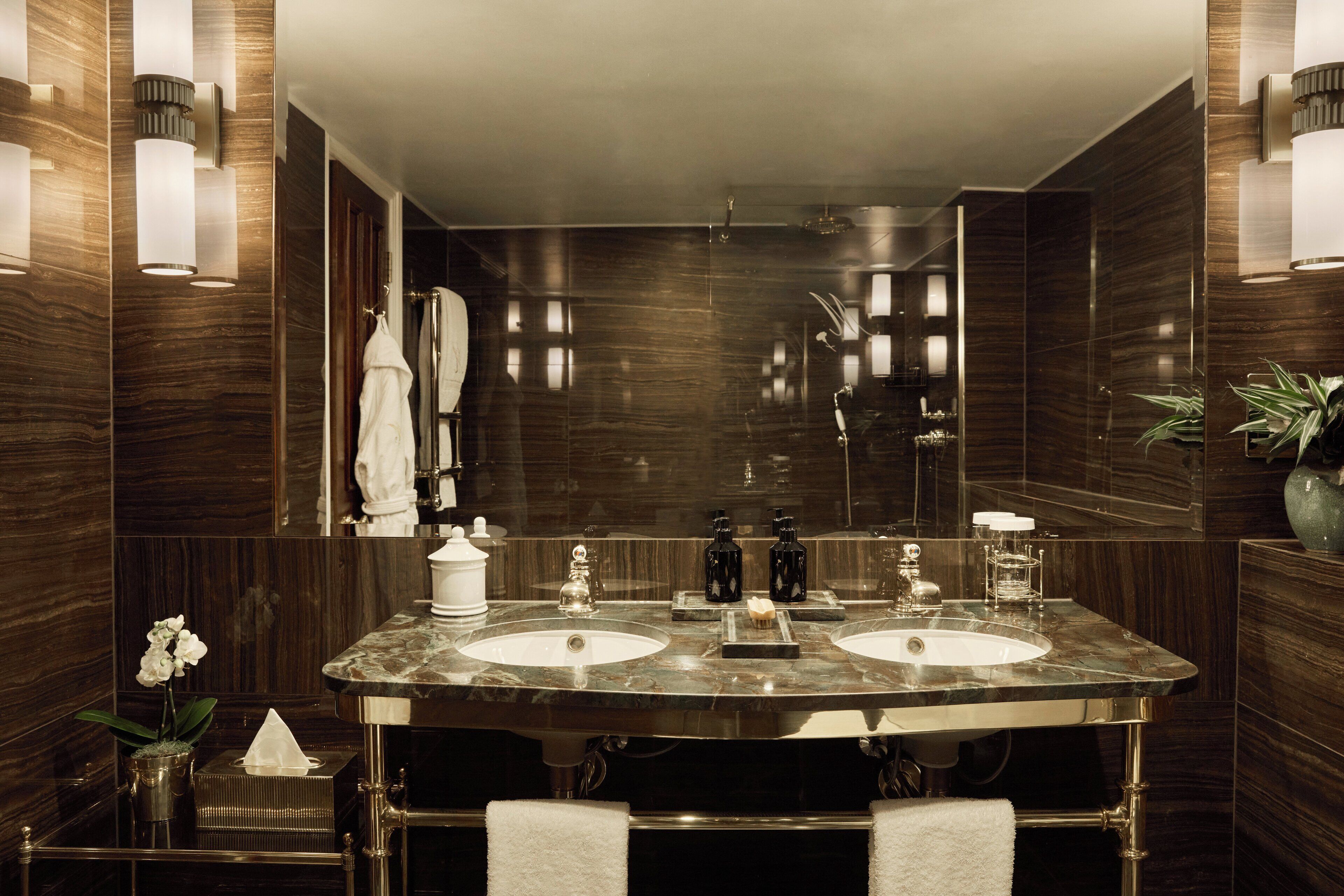 deluxe studio | bathroom | combined shower/bathtub, deep-soaking bathtub, designer toiletries