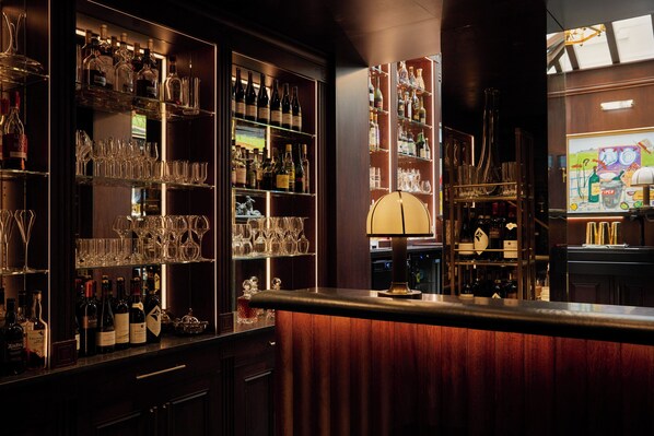 2 bars/lounges, café