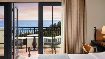 Club suite, 1 slaapkamer, uitzicht op zee | Italiaanse Frette-lakens, luxe beddengoed, donsdekens, pillowtop-bedden
