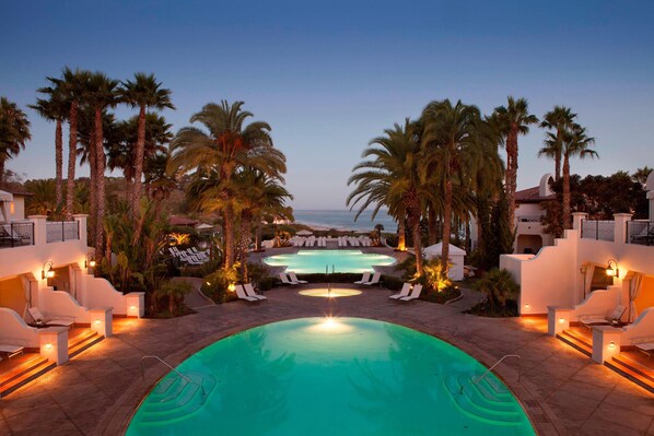 3 piscines extérieures, cabanas (supplément), parasols